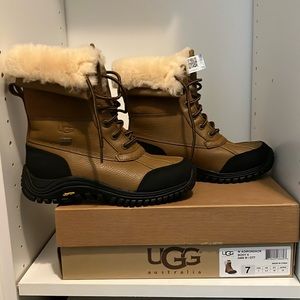 Never worn women’s size 7 black and tan UGG Adirondack II boots